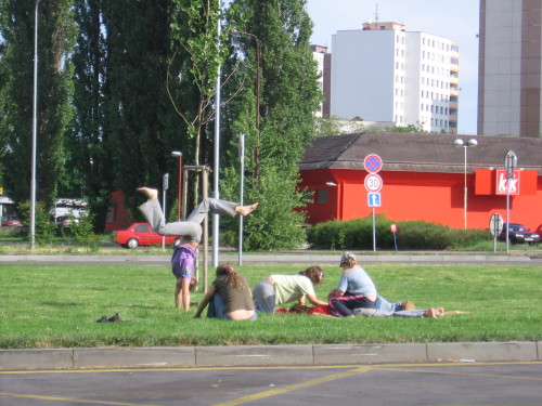 032_cekame_v_melniku_na_bus.JPG
